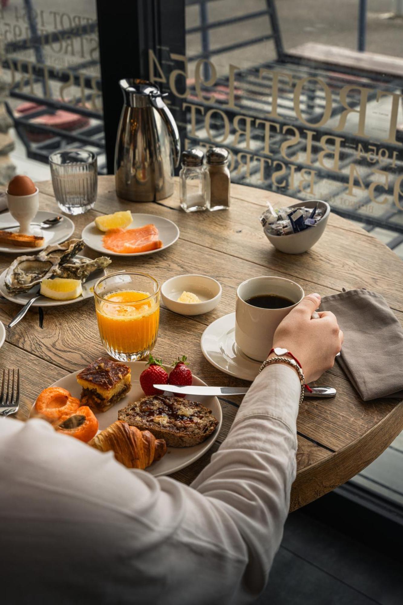 Hostellerie De La Pointe Saint-Mathieu - Spa & Restaurant Плугонвелен Екстериор снимка