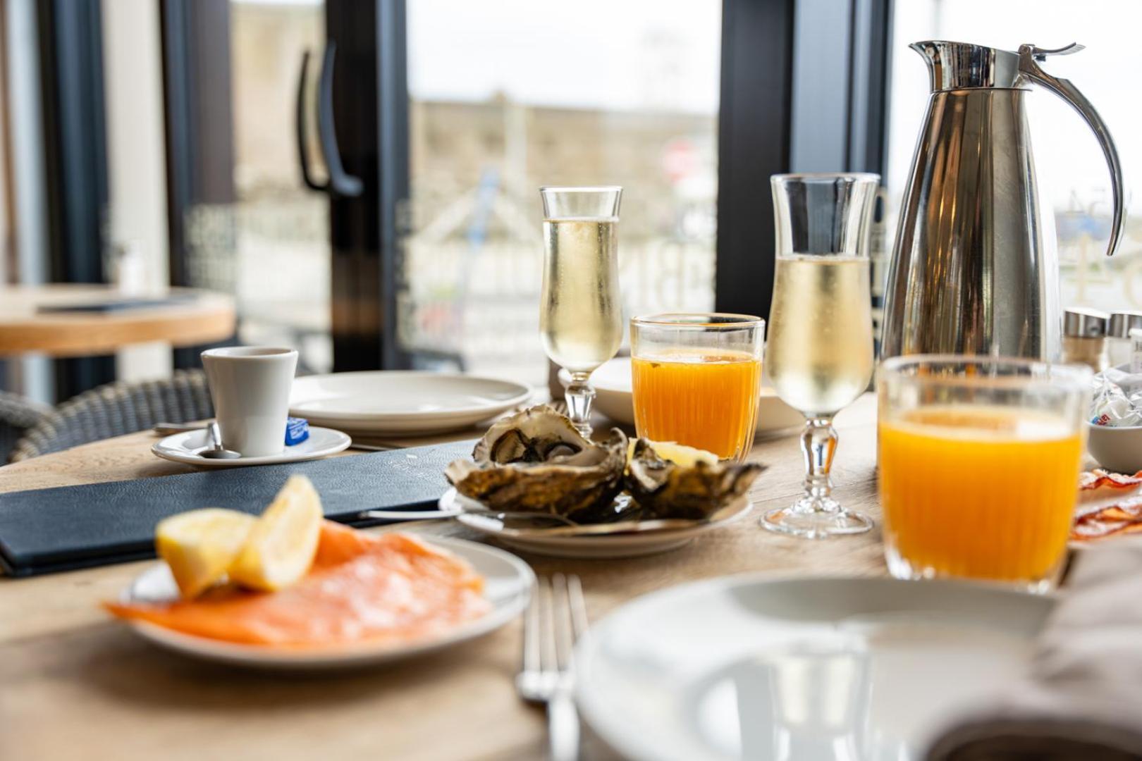 Hostellerie De La Pointe Saint-Mathieu - Spa & Restaurant Плугонвелен Екстериор снимка