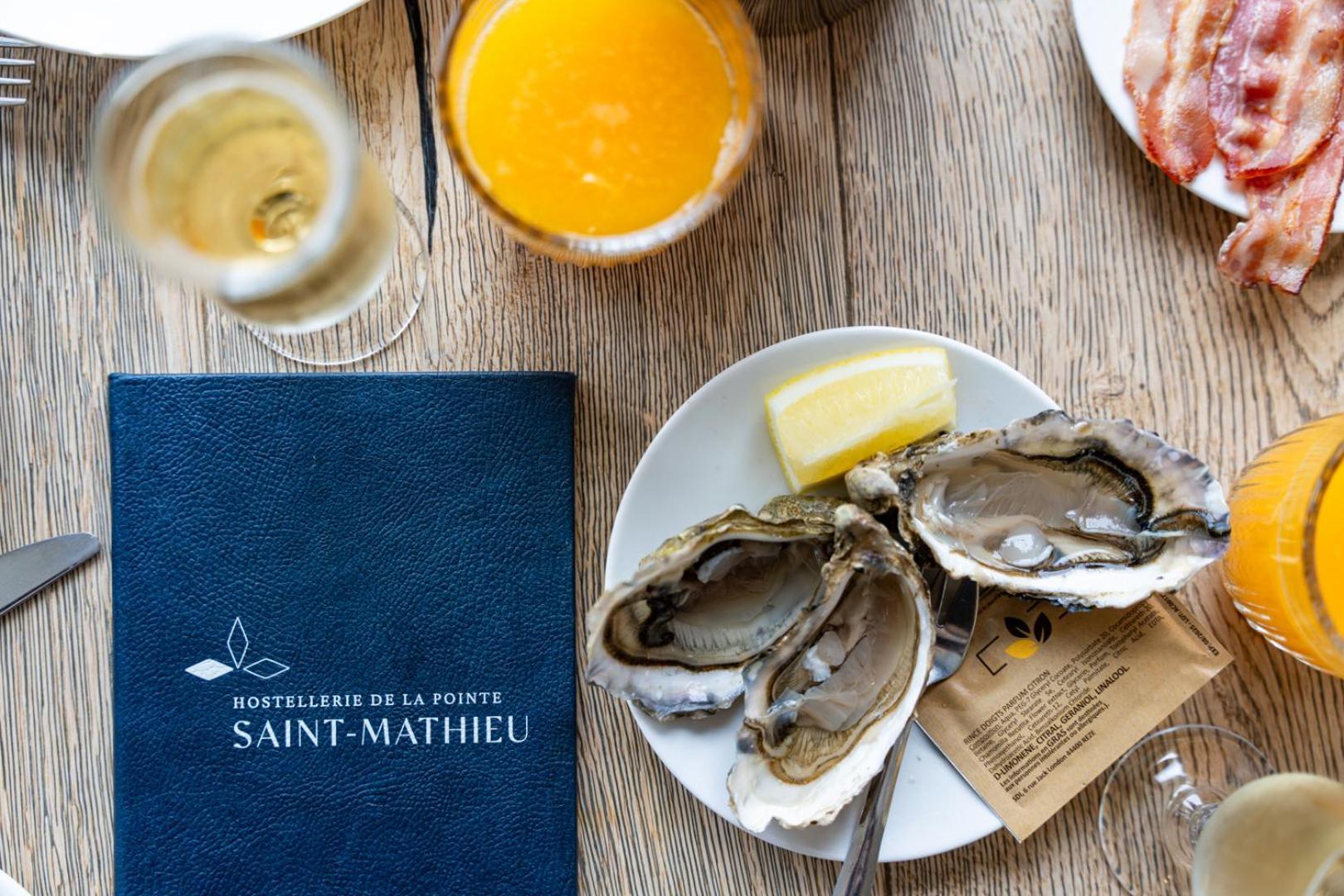 Hostellerie De La Pointe Saint-Mathieu - Spa & Restaurant Плугонвелен Екстериор снимка