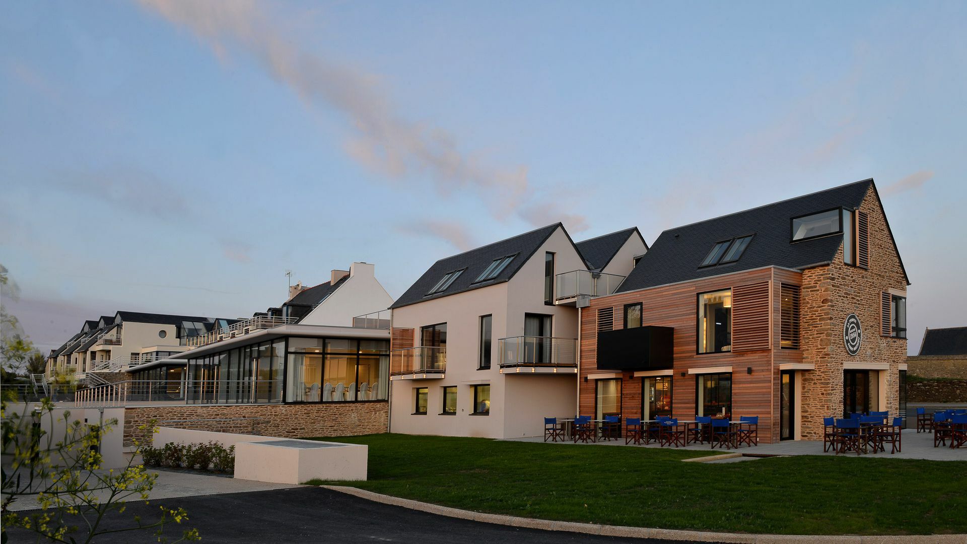 Hostellerie De La Pointe Saint-Mathieu - Spa & Restaurant Плугонвелен Екстериор снимка