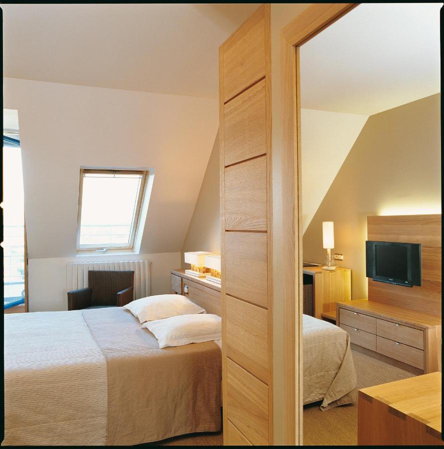 Hostellerie De La Pointe Saint-Mathieu - Spa & Restaurant Плугонвелен Стая снимка